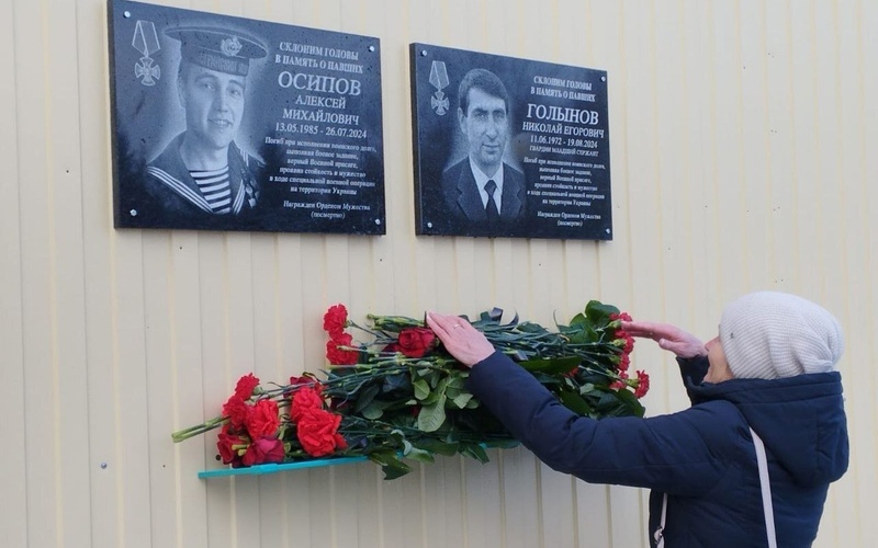 В Мордовии увековечили память героев: в селе Паево открыты мемориальные доски Алексею Осипову и Николаю Голынову