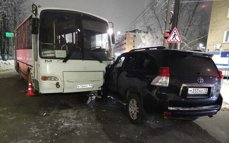 В Мордовии столкнулись Land Cruiser и пассажирский автобус ПАЗ: три человека пострадали