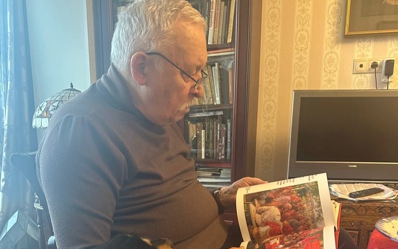 Мария Захарова поделилась впечатлениями о Саранске и подарила книге о Мордовии отцу