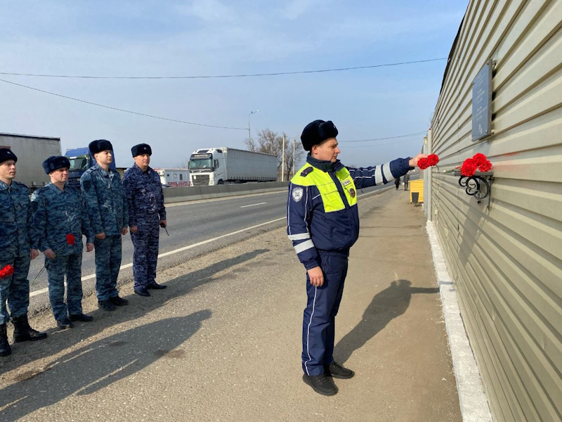 Память жива: В Дагестане мордовские полицейские почтили подвиг павших на КПП «Джемикентский»