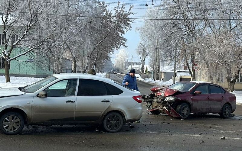 Утреннее ДТП на улице Осипенко в Саранске: пострадали водитель и пассажирка