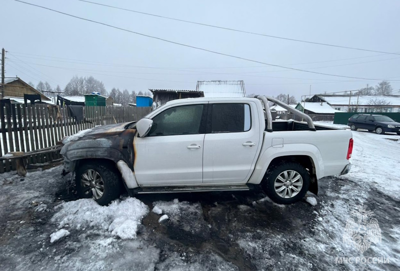 Утренний прогрев обернулся огнем: в Мордовии сгорел пикап Volkswagen Amarok