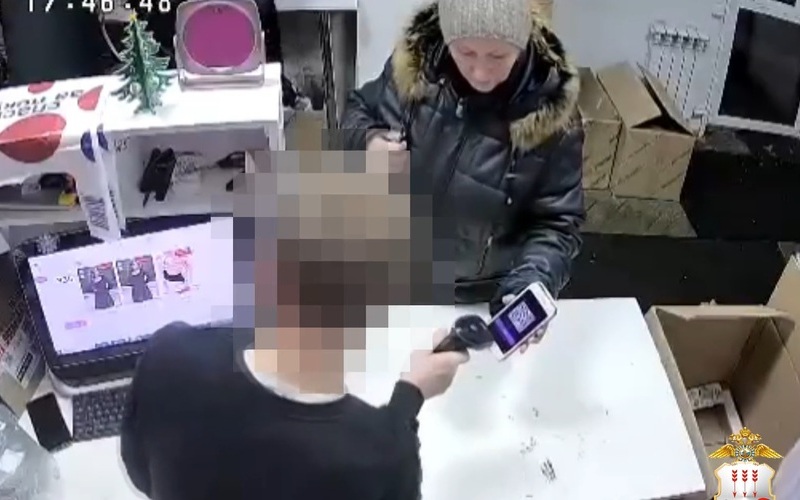 В Саранске полиция разыскивает женщину, подозреваемую в краже из пункта выдачи маркетплейса