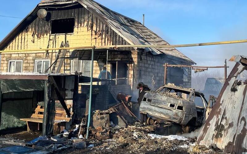 Крупный пожар в Мордовии: огонь охватил дом, два гаража и автомобиль