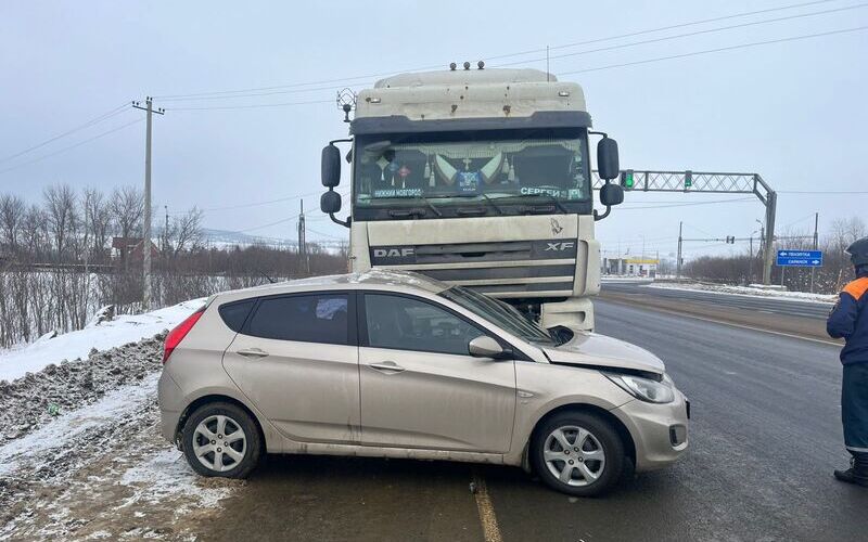 Красный свет стал роковым: в Мордовии фура протаранила легковушку, водитель в больнице