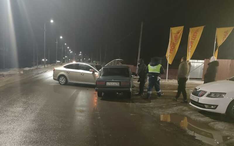 В Мордовии столкновение Ford и ВАЗ у супермаркета обернулось травмами для водителя иномарки
