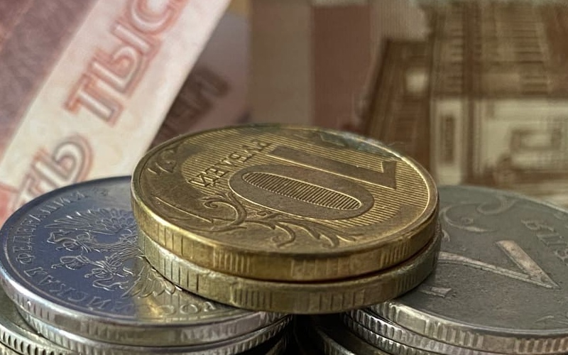 В России возвращаются бумажные 5 и 10 рублей: почему от монет решили отказаться?