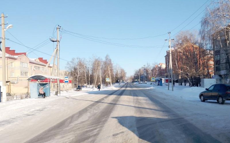 В Мордовии водитель "Шевроле" спровоцировал цепную аварию, врезавшись в припаркованные автомобили и здание