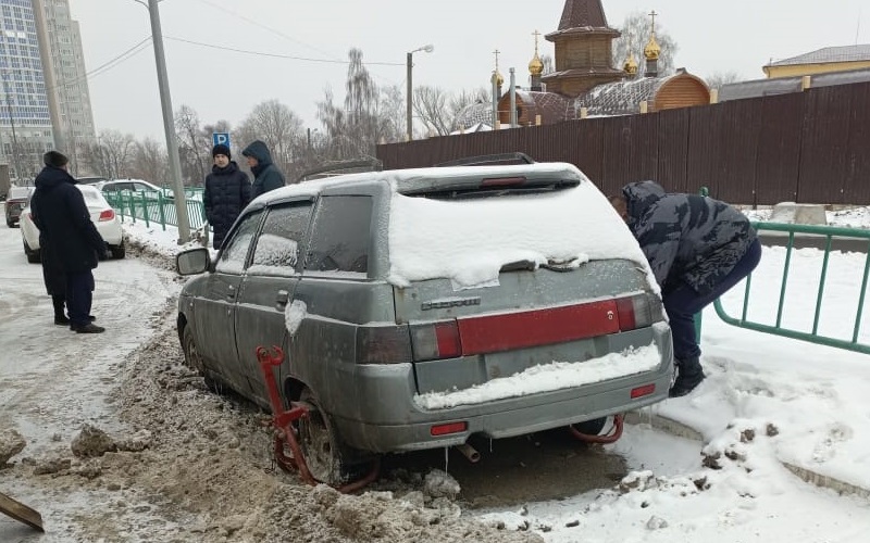 Эвакуация брошенного авто в Саранске: универсал мешал работе коммунальных служб