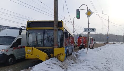 В Саранске автобус врезался в столб: шесть человек пострадали в утреннем ДТП