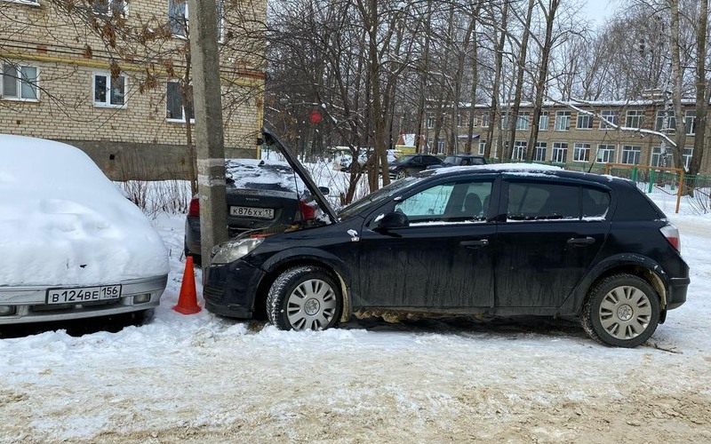 В Рузаевке водитель Opel столкнулась с припаркованным Volvo и столбом