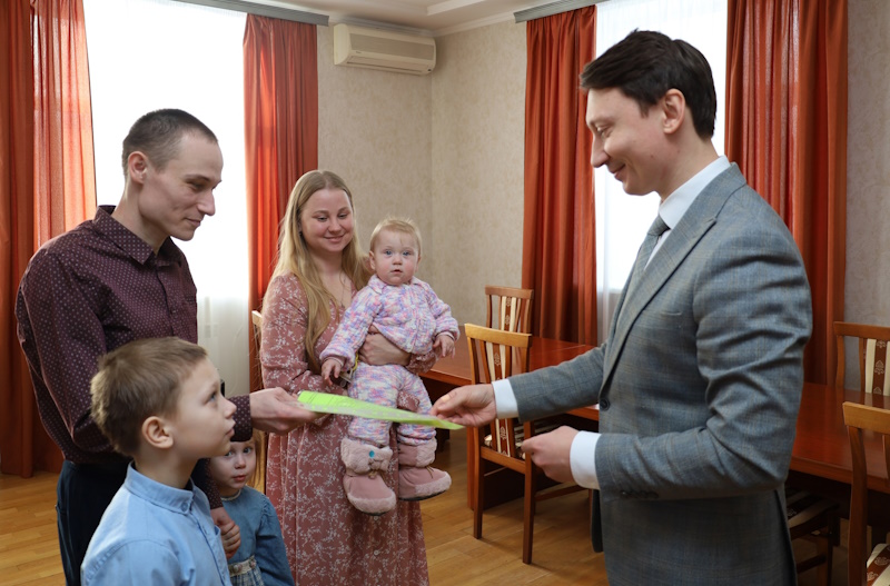 Счастливое новоселье не за горами: многодетная семья из Чамзинки получила сертификат на просторное жилье