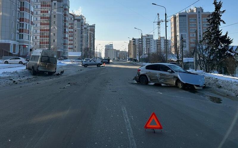 Крупная авария в Саранске: столкновение автобуса и двух легковушек на улице Короленко
