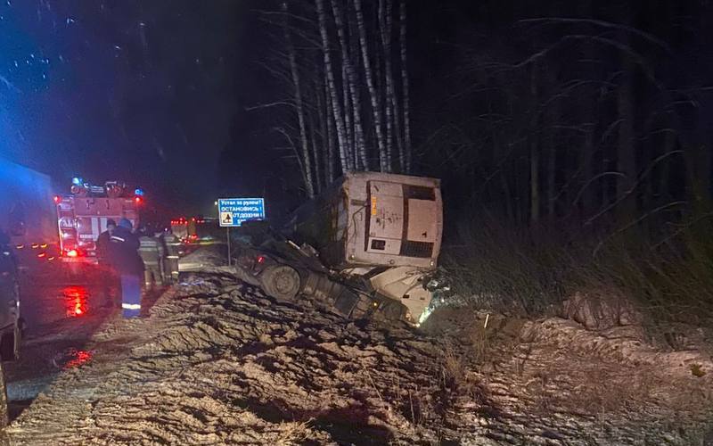 Трагедия на трассе М5 "Урал": Дальнобойщик погиб под обломками собственного грузовика