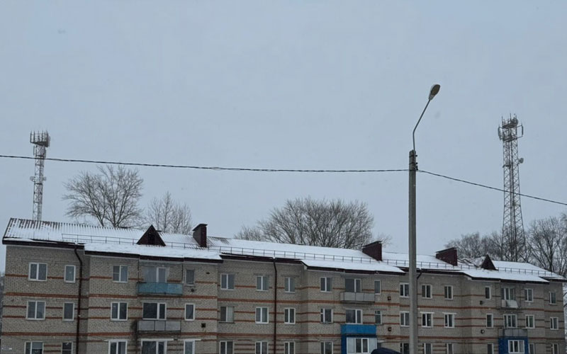 В Теньгушеве капитально ремонтируют крыши многоквартирных домов, улучшая жилищные условия