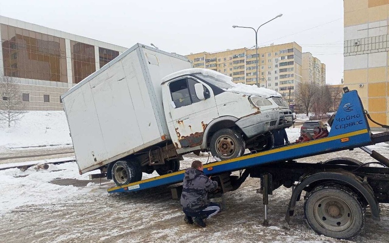 Саранск избавляется от автохлама: эвакуирован гниющий фургон
