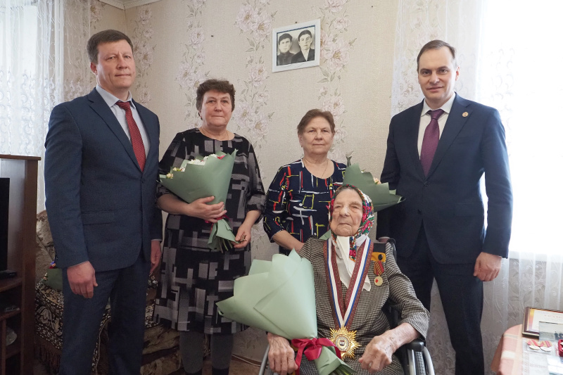 101-летней жительнице Мордовии Анастасии Паршиной присвоено звание «Почетный гражданин Республики» и вручена юбилейная медаль