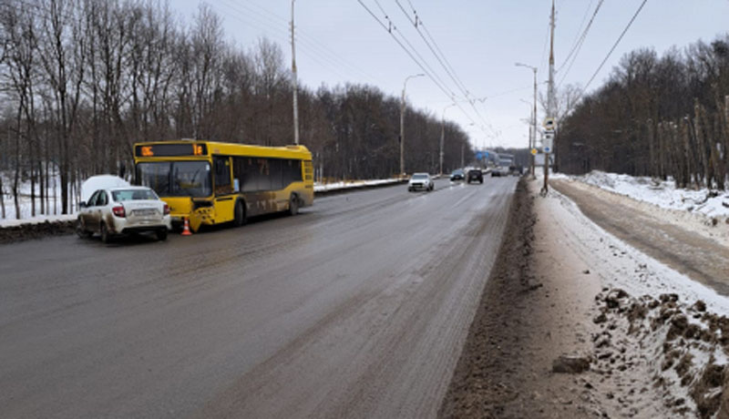 В Саранске водитель легковушки спровоцировал лобовое столкновение с автобусом