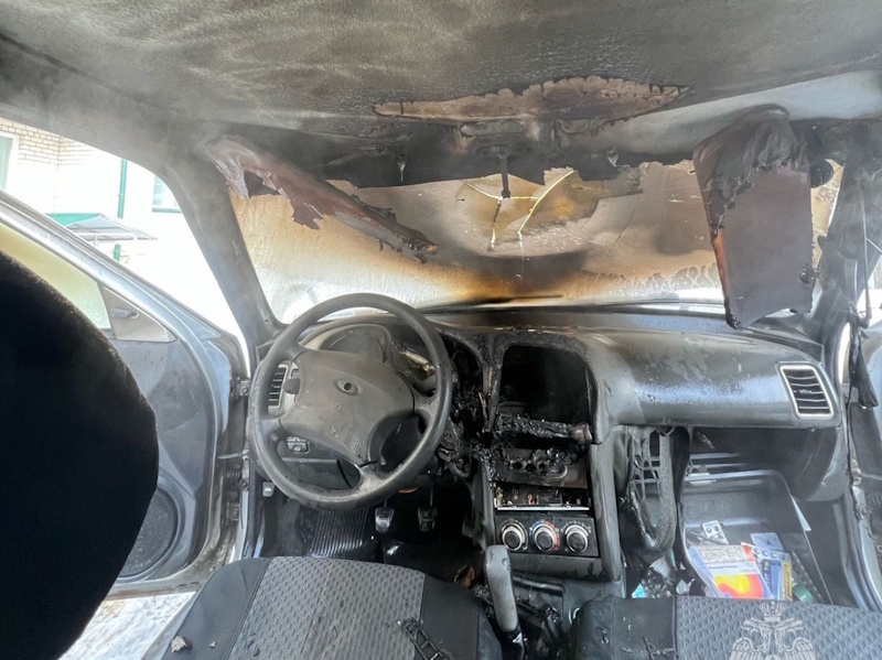 В Рузаевке автомобиль вспыхнул возле многоквартирного дома: пожарные оперативно потушили огонь