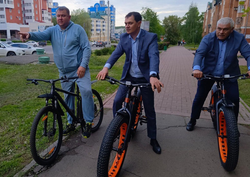 Мэр Саранска инспектирует город на велосипеде