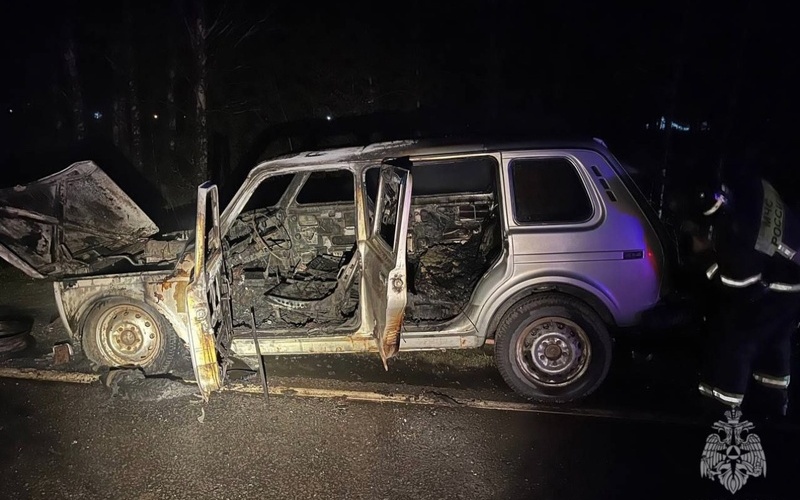В Саранске на ходу загорелась пятидверная Лада Нива: автомобиль получил серьезные повреждения