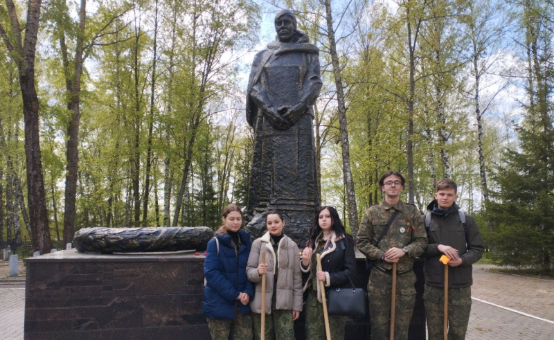 На страже памяти: студенты благоустраивают воинские захоронения в преддверии юбилея Победы