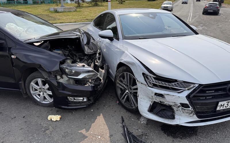 Крупное ДТП на Химмаше: Audi и Volkswagen не поделили перекресток, пострадала пассажирка