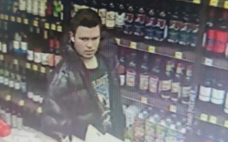 В Саранске ищут вора, совершившего дерзкую кражу из алкомаркета: приметы и детали преступления