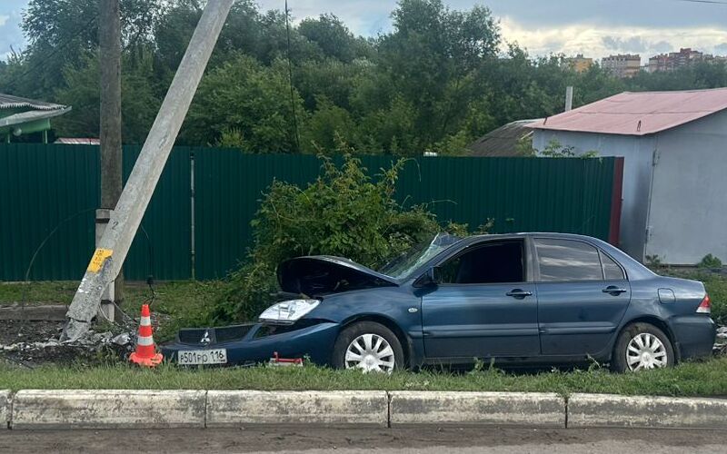 Мощный удар в Саранске: Женщина на Mitsubishi Lancer снесла опору ЛЭП – последствия ДТП