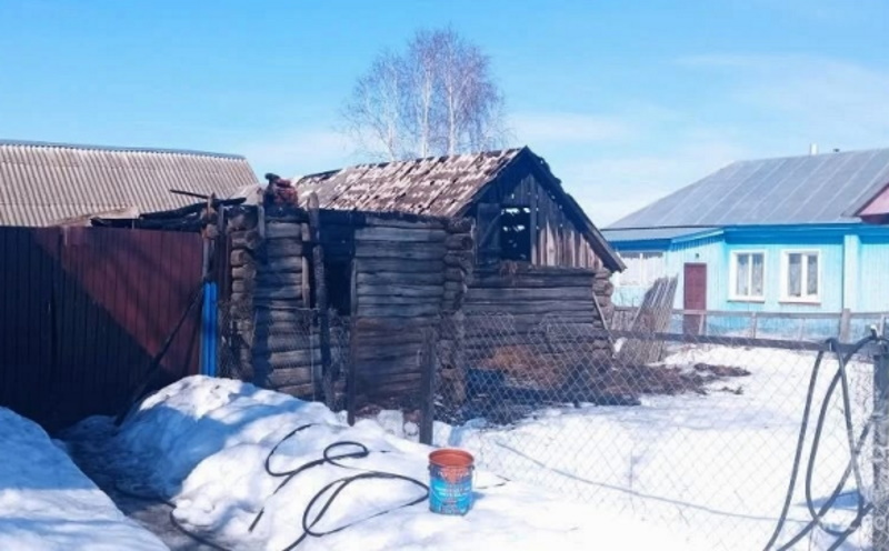 В Зубово-Полянском районе ночной пожар уничтожил две хозяйственные постройки