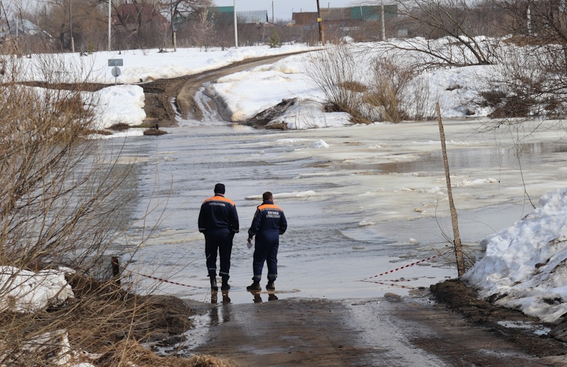 Паводок в Мордовии: в Русском Маскино организована лодочная переправа для жителей отрезанной улицы