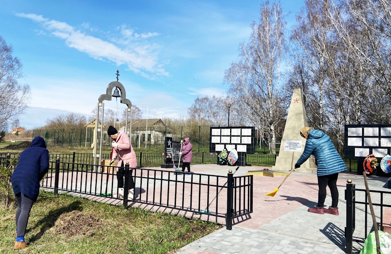В Кочкуровском районе волонтеры привели в порядок мемориалы к Дню Победы