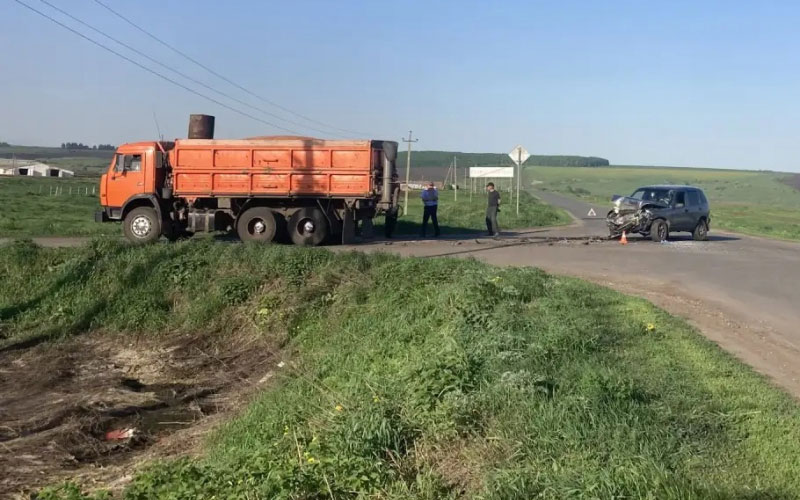 Серьезное ДТП в Большеигнатовском районе: КАМАЗ не пропустил внедорожник на перекрестке