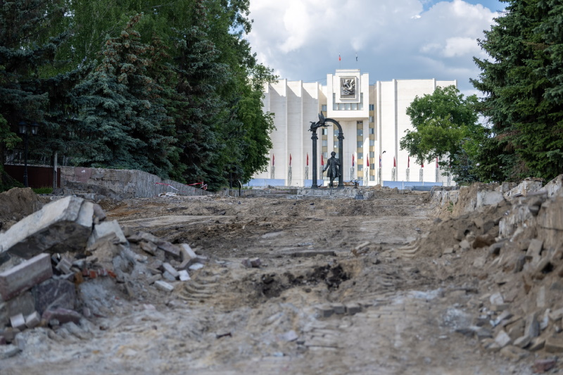 В Саранске приступили к установке опор нового моста через Саранку и обновлению площади у памятника