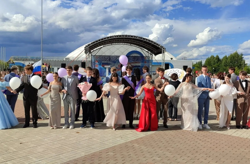 Прощание со школой: в Рузаевке состоялся торжественный бал выпускников