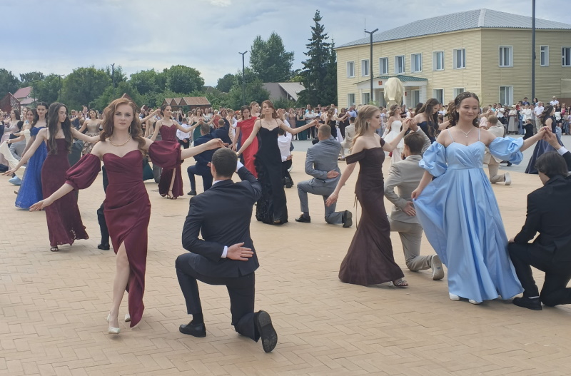 В Ковылкино чествовали выпускников 2026 года на торжественном балу