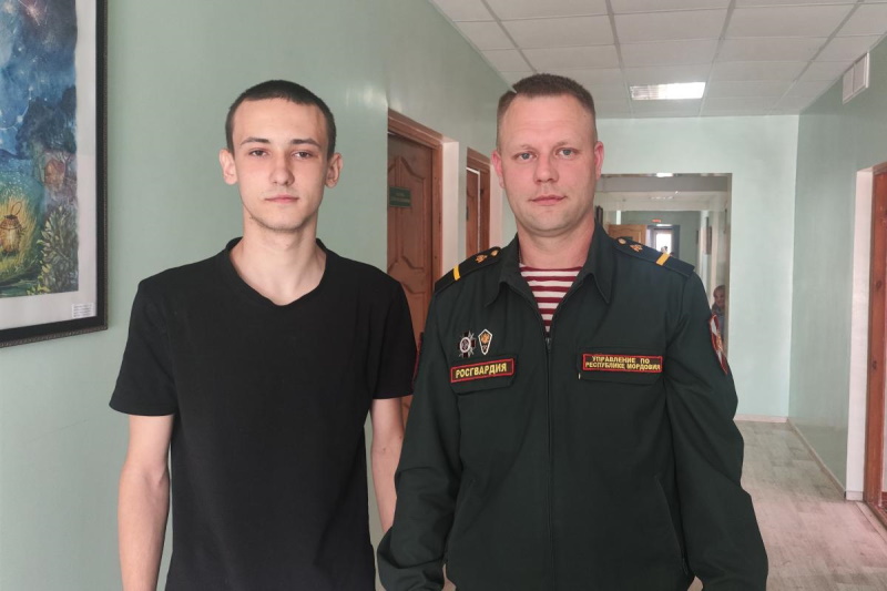 В Саранске военнослужащий Росгвардии спас потерявшего сознание в дыму подростка